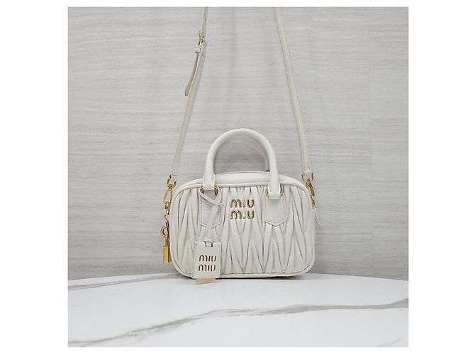 Miu Miu Schultertasche mit Top-Handle aus Nappaleder - Ansicht 4