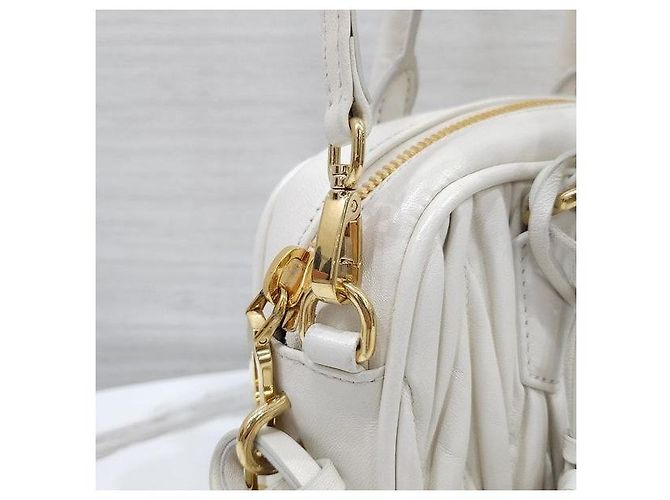 Miu Miu Schultertasche mit Top-Handle aus Nappaleder - Ansicht 5