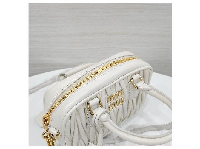 Miu Miu Schultertasche mit Top-Handle aus Nappaleder - Ansicht 7