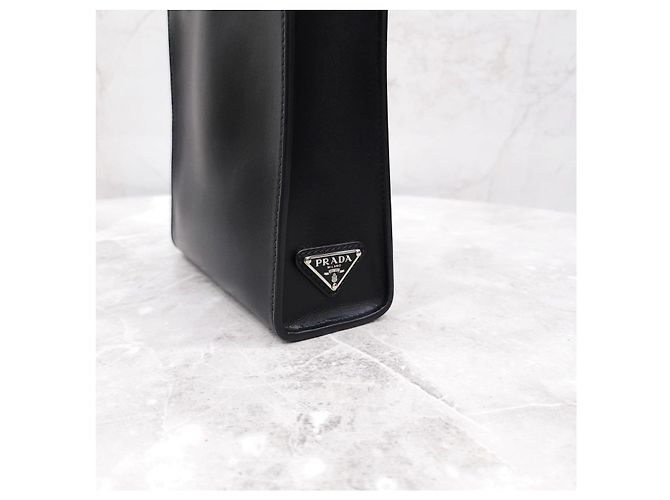 Prada Leder-Tote Bag mit geprägtem Dreieckslogo - Ansicht 12