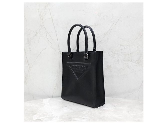 Prada Leder-Tote Bag mit geprägtem Dreieckslogo - Ansicht 9