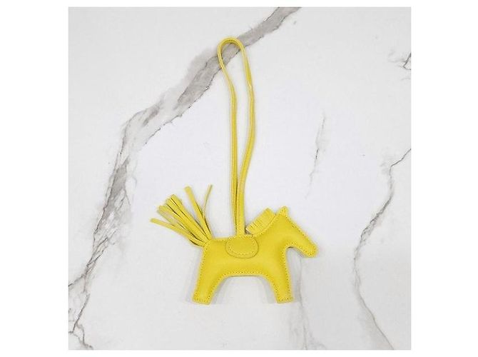 Hermès Rodeo PM Bag Charm Jaune Milton - vista 2
