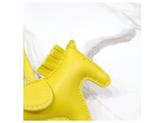 Hermès Rodeo PM Bag Charm Jaune Milton - vista 3