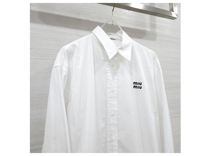 Miu Miu Camicia in popeline bianca con orlo basso e logo ricamato - vista 3