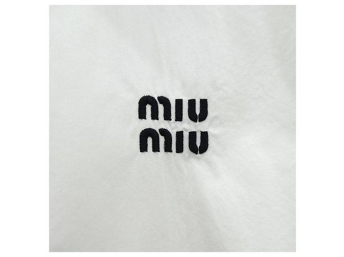 Miu Miu Camicia in popeline bianca con orlo basso e logo ricamato - vista 4
