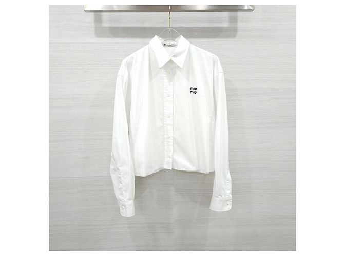 Miu Miu Camicia in popeline bianca con orlo basso e logo ricamato - vista 7