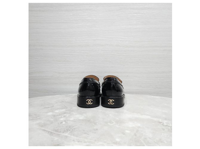 Chanel Mocassini in pelle verniciata nera con catena - vista 12