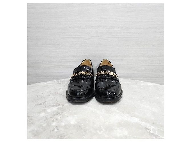 Chanel Mocassini in pelle verniciata nera con catena - vista 2