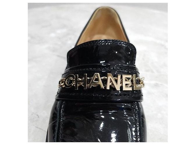 Chanel Mocassini in pelle verniciata nera con catena - vista 7