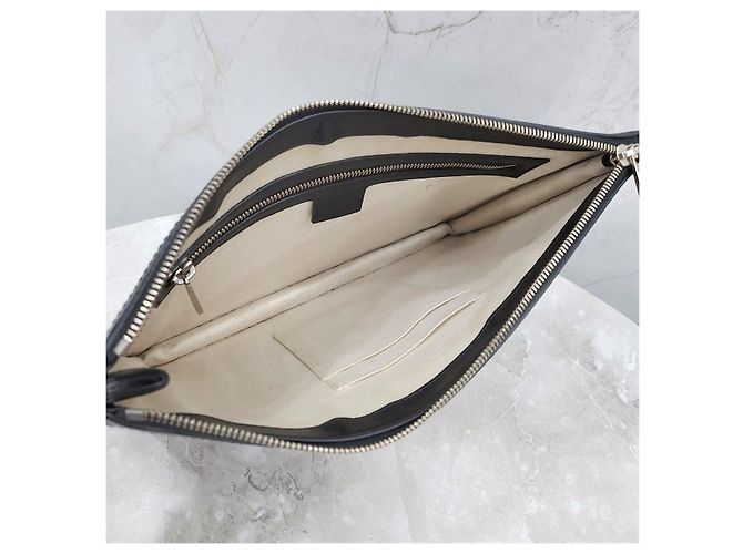 Gucci Geprägte Leder-Clutch - Ansicht 13