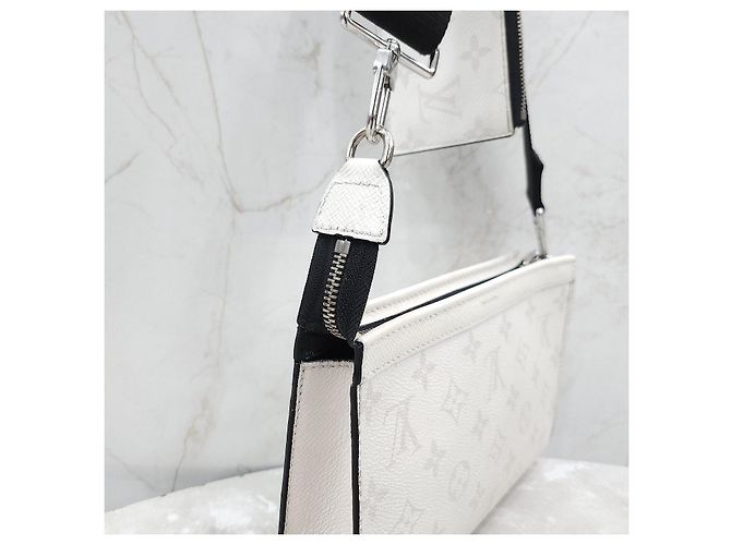 Louis Vuitton Borsa crossbody portafoglio indossabile - vista 12