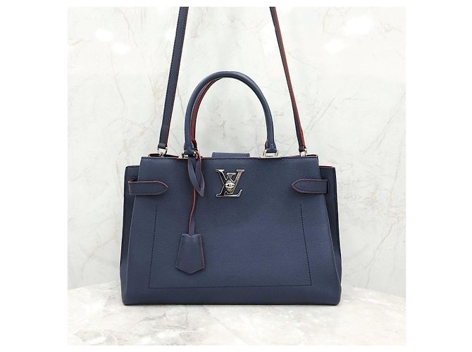 Louis Vuitton Borsa a Tracolla Tote Lock Me Day Marine Rouge - vista 10