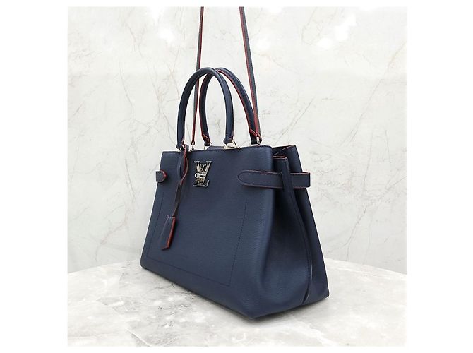Louis Vuitton Borsa a Tracolla Tote Lock Me Day Marine Rouge - vista 11