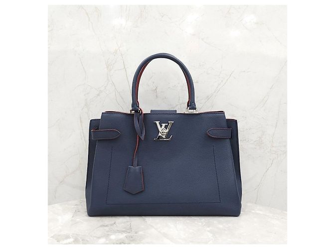 Louis Vuitton Borsa a Tracolla Tote Lock Me Day Marine Rouge - vista 13