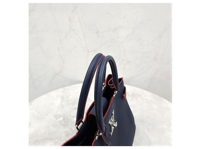 Louis Vuitton Borsa a Tracolla Tote Lock Me Day Marine Rouge - vista 14