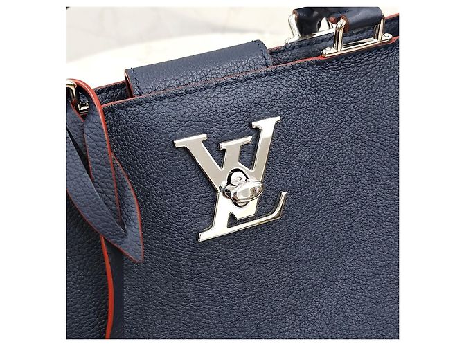 Louis Vuitton Borsa a Tracolla Tote Lock Me Day Marine Rouge - vista 15