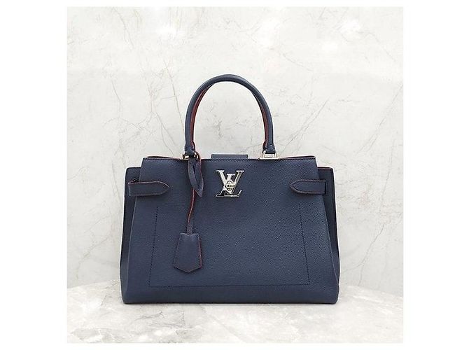 Louis Vuitton Borsa a Tracolla Tote Lock Me Day Marine Rouge - vista 4