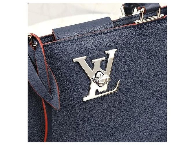 Louis Vuitton Borsa a Tracolla Tote Lock Me Day Marine Rouge - vista 5