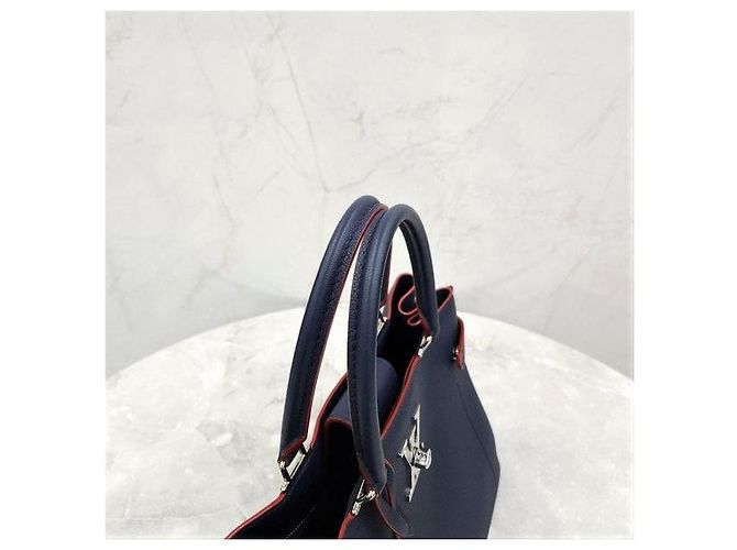 Louis Vuitton Borsa a Tracolla Tote Lock Me Day Marine Rouge - vista 6