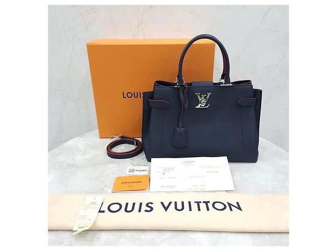 Louis Vuitton Borsa a Tracolla Tote Lock Me Day Marine Rouge - vista 9