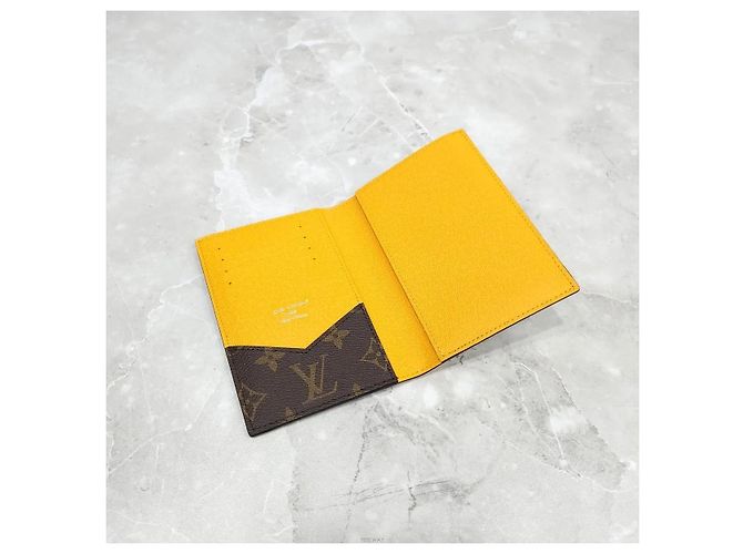 Louis Vuitton Custodia passaporto Monogram Macassar - vista 4