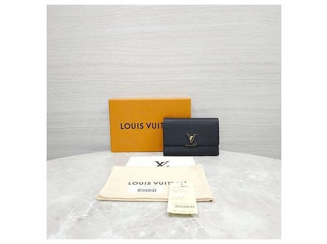 Louis Vuitton Portafoglio Capucines in Taurillon - vista 9