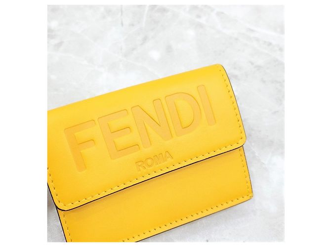 Fendi Trifold Micro Wallet aus Leder - Ansicht 10