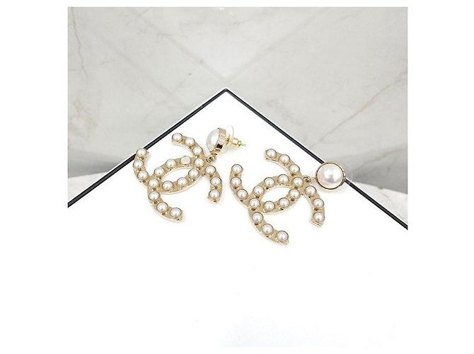 Chanel Perlenohrringe mit CC-Logo - Ansicht 2