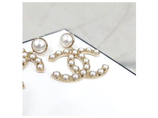 Chanel Perlenohrringe mit CC-Logo - Ansicht 5