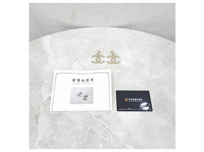 Chanel Perlenohrringe mit CC-Logo - Ansicht 6