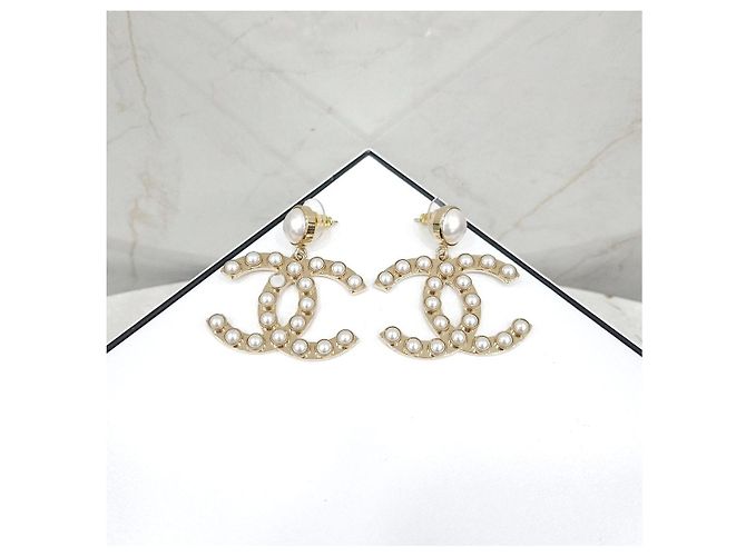 Chanel Perlenohrringe mit CC-Logo - Ansicht 7