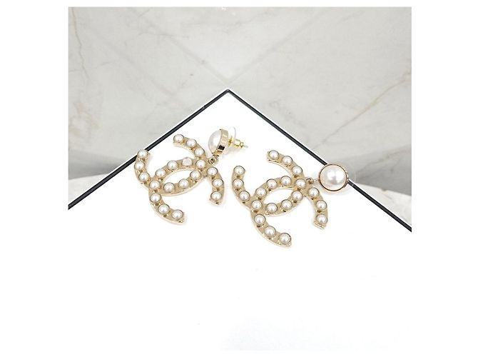 Chanel Perlenohrringe mit CC-Logo - Ansicht 8