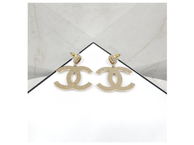 Chanel Perlenohrringe mit CC-Logo - Ansicht 9