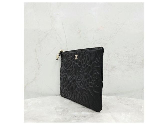 Chanel Clutch Camellia Medium in pelle d'agnello dorata - vista 2