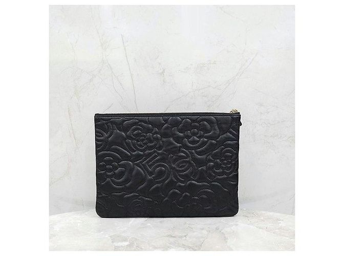 Chanel Clutch Camellia Medium in pelle d'agnello dorata - vista 3