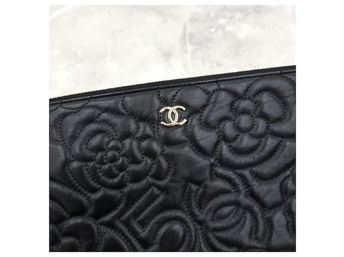 Chanel Clutch Camellia Medium in pelle d'agnello dorata - vista 5