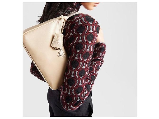 Prada Sac Mini Re-Edition en Nylon Desert Beige - vue 10
