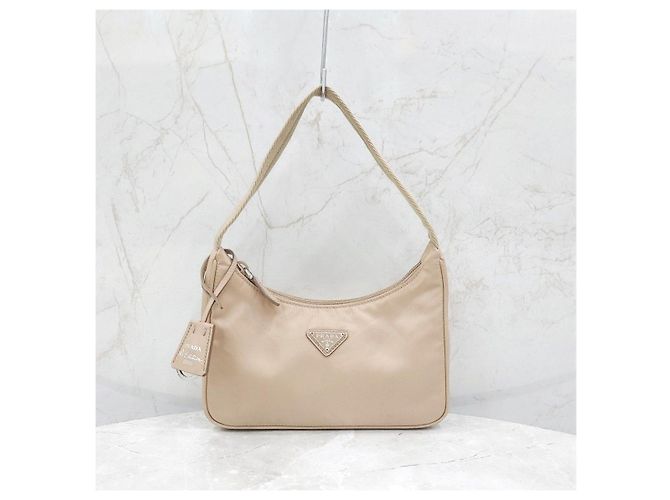 Prada Sac Mini Re-Edition en Nylon Desert Beige - vue 12