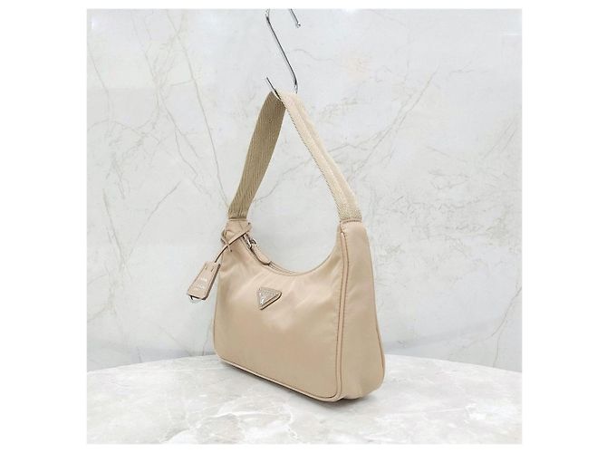 Prada Sac Mini Re-Edition en Nylon Desert Beige - vue 13
