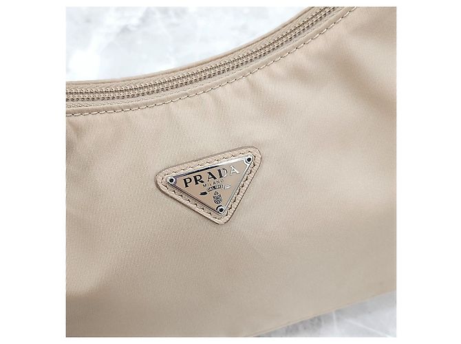 Prada Sac Mini Re-Edition en Nylon Desert Beige - vue 15