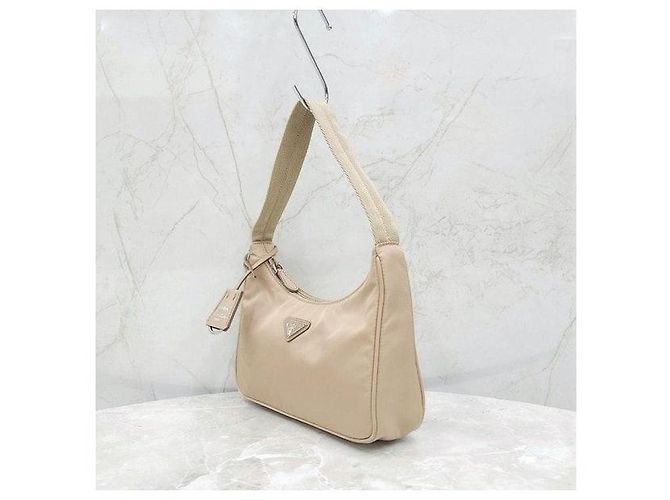 Prada Sac Mini Re-Edition en Nylon Desert Beige - vue 2