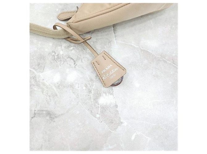 Prada Sac Mini Re-Edition en Nylon Desert Beige - vue 5