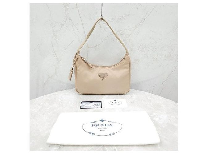 Prada Sac Mini Re-Edition en Nylon Desert Beige - vue 8