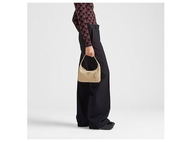 Prada Sac Mini Re-Edition en Nylon Desert Beige - vue 9