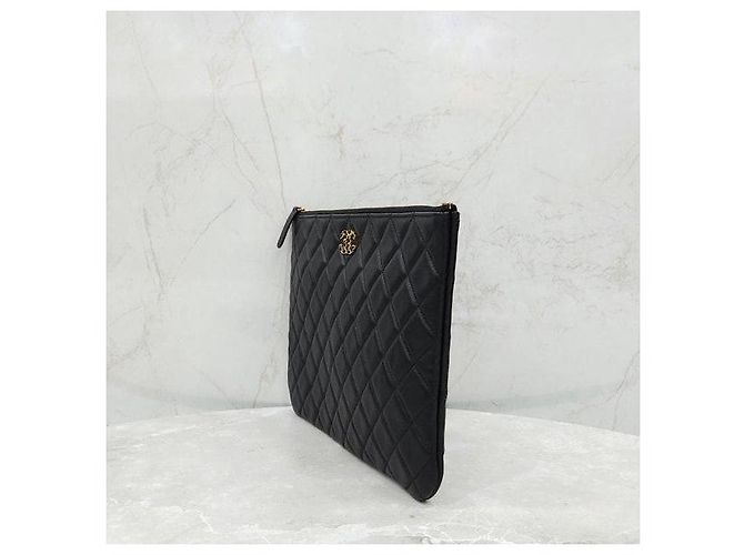 Chanel Clutch Medium Black con dettagli dorati - vista 2