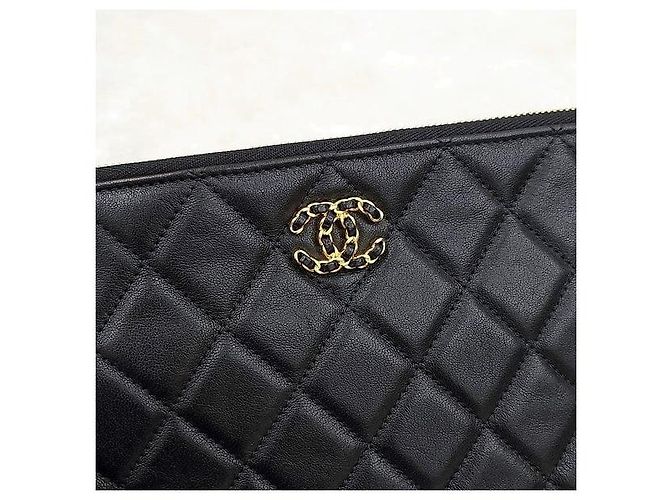 Chanel Clutch Medium Black con dettagli dorati - vista 4