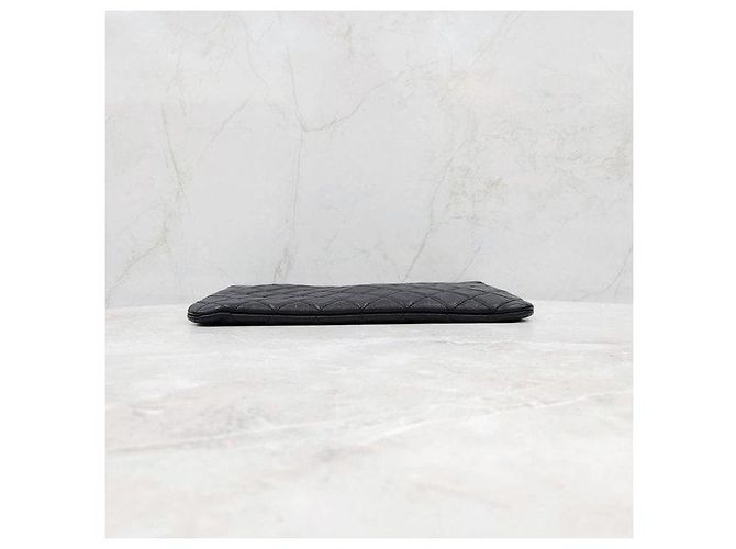 Chanel Clutch Medium Black con dettagli dorati - vista 5