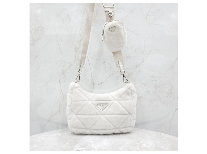 Prada Borsa a tracolla e spalla in shearling bianco con logo Triangle - vista 10