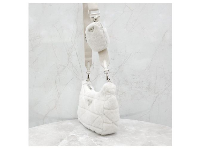 Prada Borsa a tracolla e spalla in shearling bianco con logo Triangle - vista 11