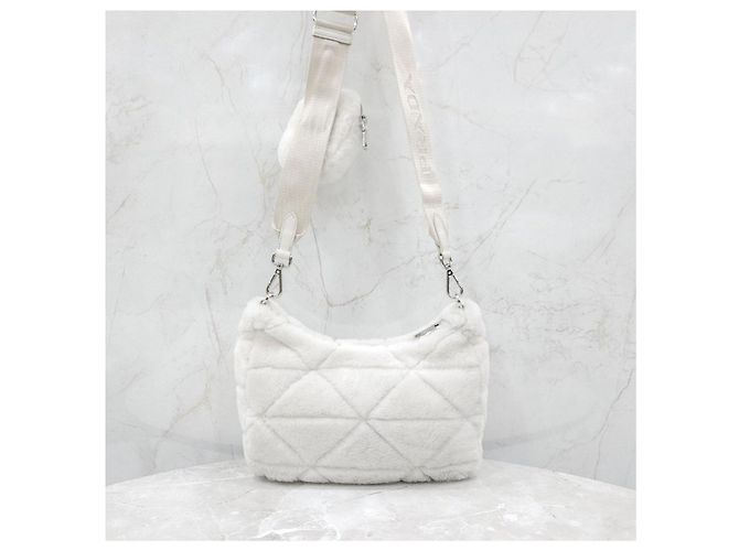 Prada Borsa a tracolla e spalla in shearling bianco con logo Triangle - vista 12
